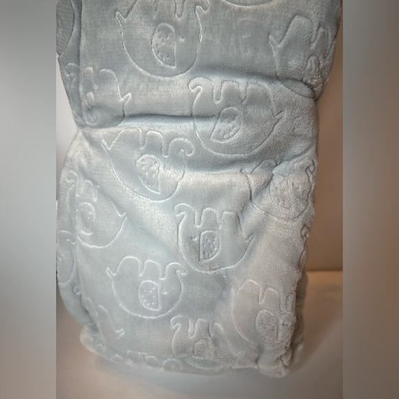New Warm And Cozy Embossed Baby Blanket Elep Neck Pillow Set 30x40 White Fleece - Picture 6 of 8